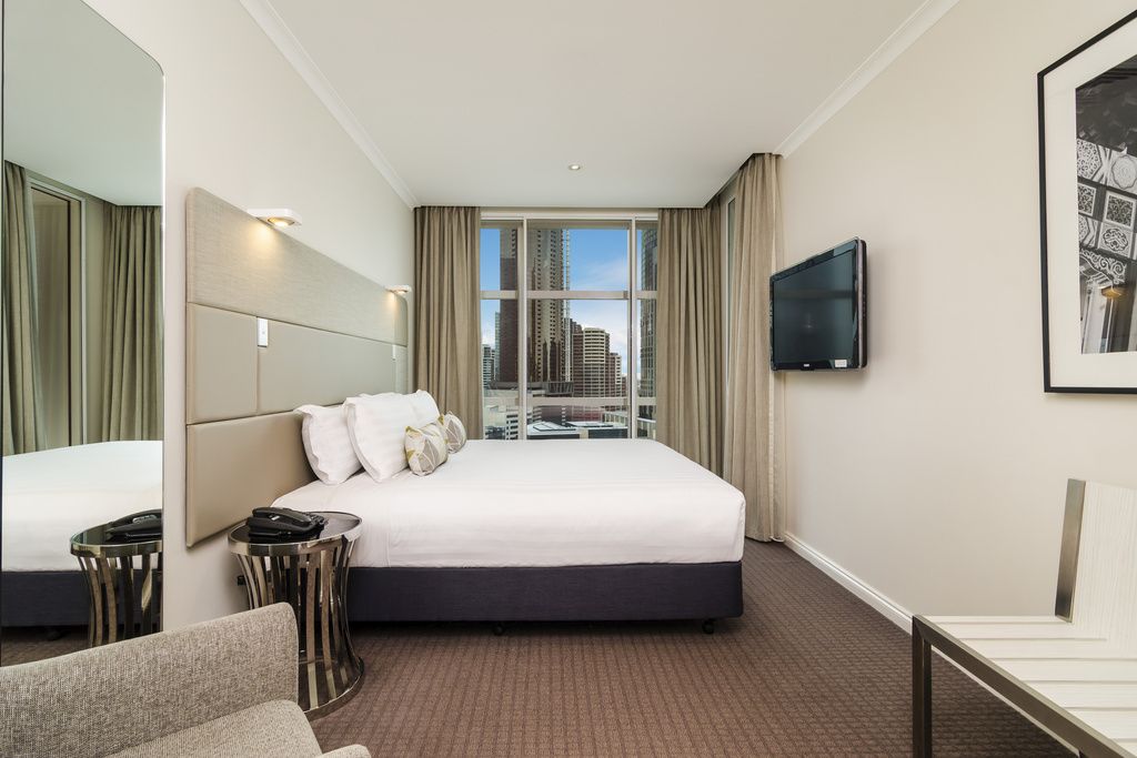 Relax and unwind with a city staycation at Clarion Suites Gateway, located in the heart of the Melbourne CBD
